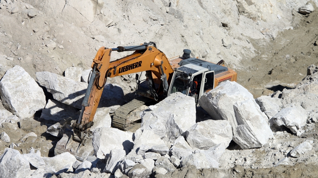 Civelek, maden kazasındaki iki iş makinesi ve iki kamyonun çalışması sırasında, işçiler Şükrü Otlak, Servet Çapacıoğlu ve Engin Tutuk`un dağdan kopan kaya parçalarının altında kaldığını söyledi. 