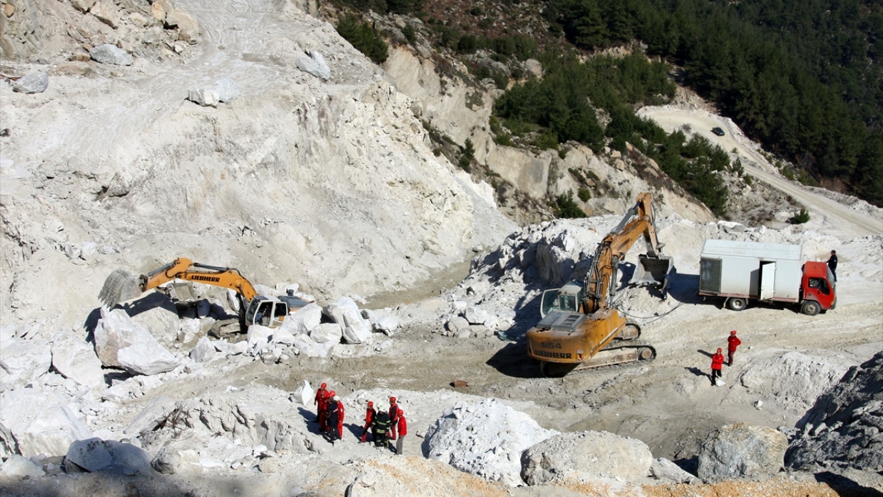 Alınan bilgiye göre, Sarıkaya mevkisinde açık arazide faaliyet gösteren feldispat maden sahasında çalışan işçilerden bazıları, heyelanla birlikte dağdan kopan kayaların altında kaldı. 