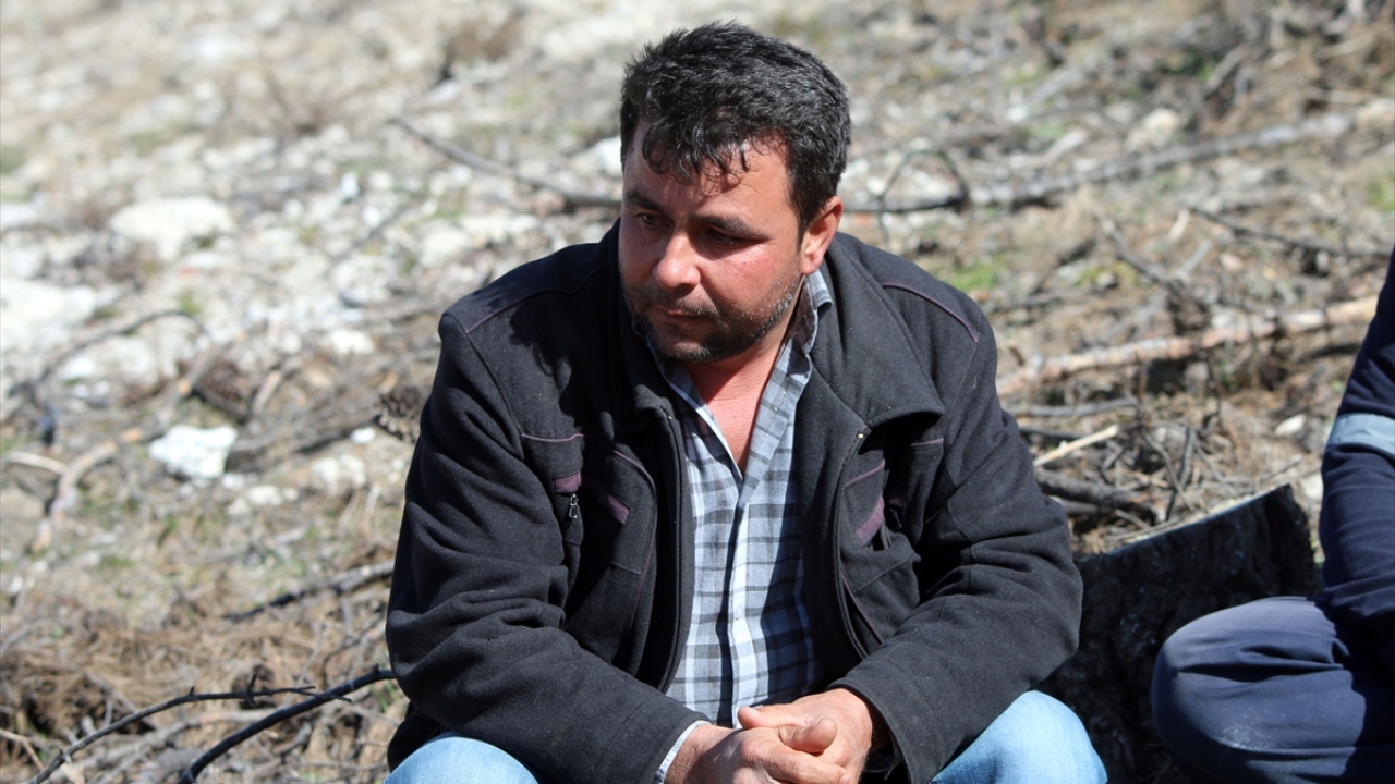 Öte yandan, olay yerine gelen işçilerin yakınları gözyaşları içinde çalışmaları takip ediyor. 