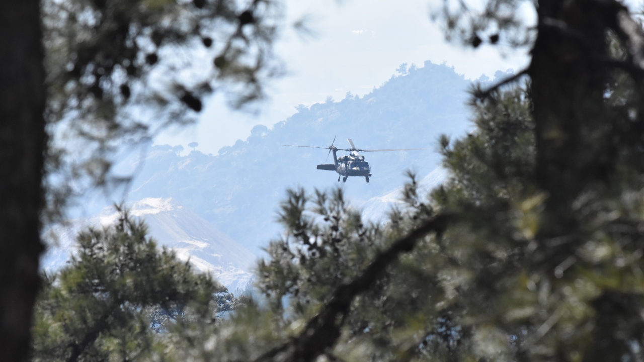 Denizli İl Jandarma Komutanlığından helikopterle bölgeye getirilen bir arama kurtarma köpeği ve iki uzman jandarma da çalışmalara destek vermeye başladı.