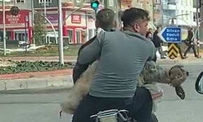 Batman'da 2 kişi motosiklette koyunla yolculuk yaptı