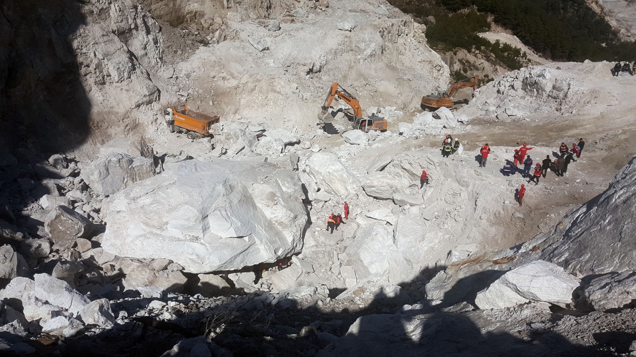 Muğla`nın Milas ilçesinde açık arazideki maden sahasında meydana gelen heyelanda kaya parçaları altında kalan işçilerden birinin cansız bedenine ulaşıldı.