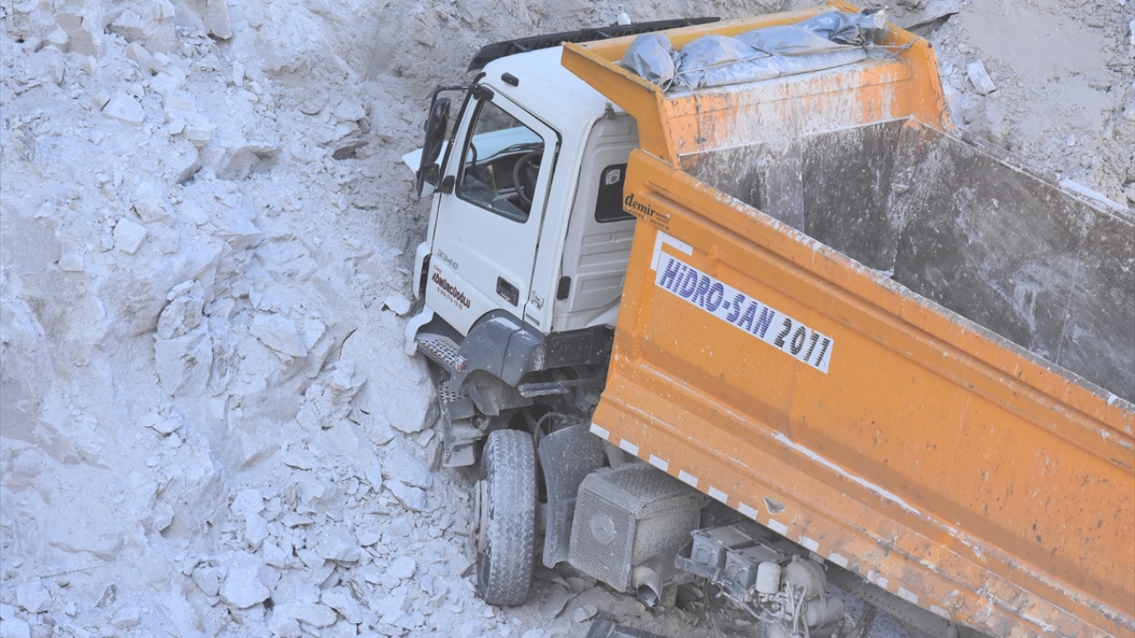 Yaralı kurtarılan işçi Tayfun Akıncı`nın tedavi altına alındığını belirten Civelek, "Kaya parçaları altında kalan 3 kişinin kurtarılması için çalışmalar devam ediyor." diye konuştu.