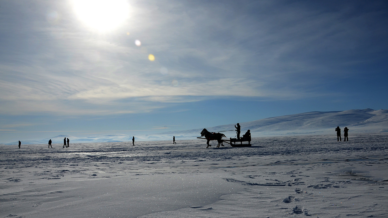 Kış mevsiminde yüzeyi tamamen buzla kaplanan Çıldır Gölü, son günlerde yerli ve yabancı turistlerin ilgi odağı oldu. 