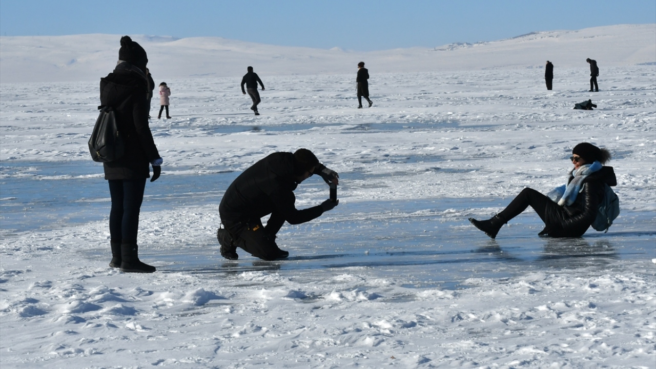 Çıldır Gölü üzerinde turistler ve amatör fotoğrafçılar güzel anları ölümsüzleştirmek için bol bol fotoğraf çekti.