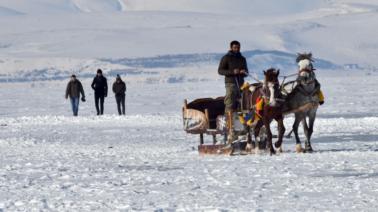 Buz kalınlığının yer yer 30 ile 50 santimetre kalınlığa ulaştığı göl üzerinde, turistler buz üstünde gezmenin, atlı kızaklara binmenin keyfini çıkardı.