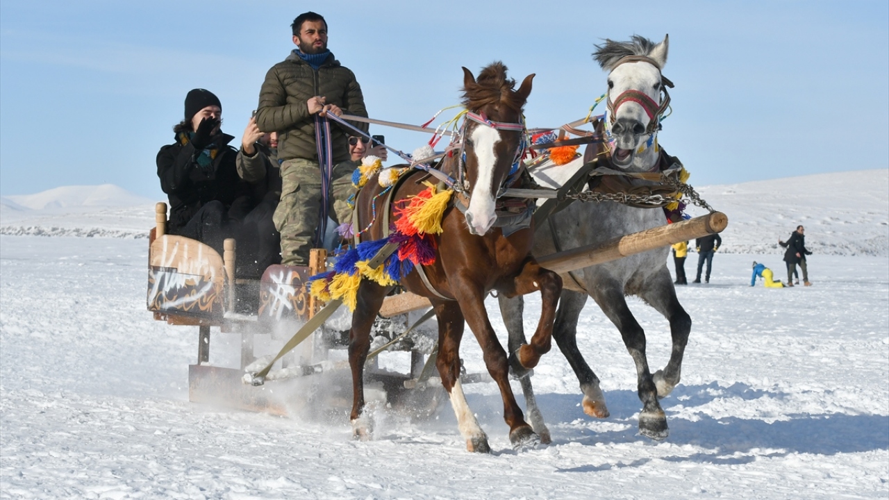Rize`den gelen Dursun Ali Demiroğlu, yaptığı açıklamada, Çıldır Gölü`nü çok beğendiğini ifade ederek, gölde buz üstünde yürümenin ve atlı kızaklara binmenin mutluluğunu yaşadığını söyledi.