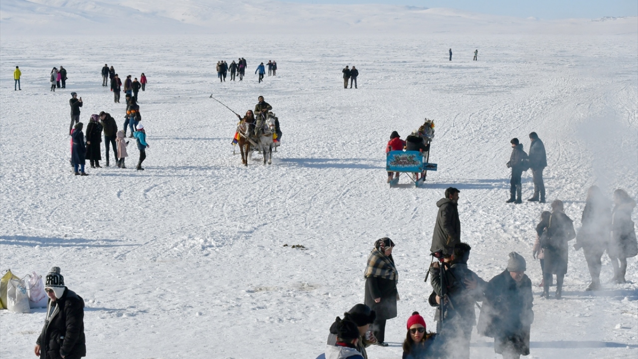 Turistlerden Tülay Parlak da tatilini Çıldır Gölü`nde değerlendirdiğini ve Kars`ta bulunduğu için mutlu olduğunu anlatarak, şunları kaydetti: