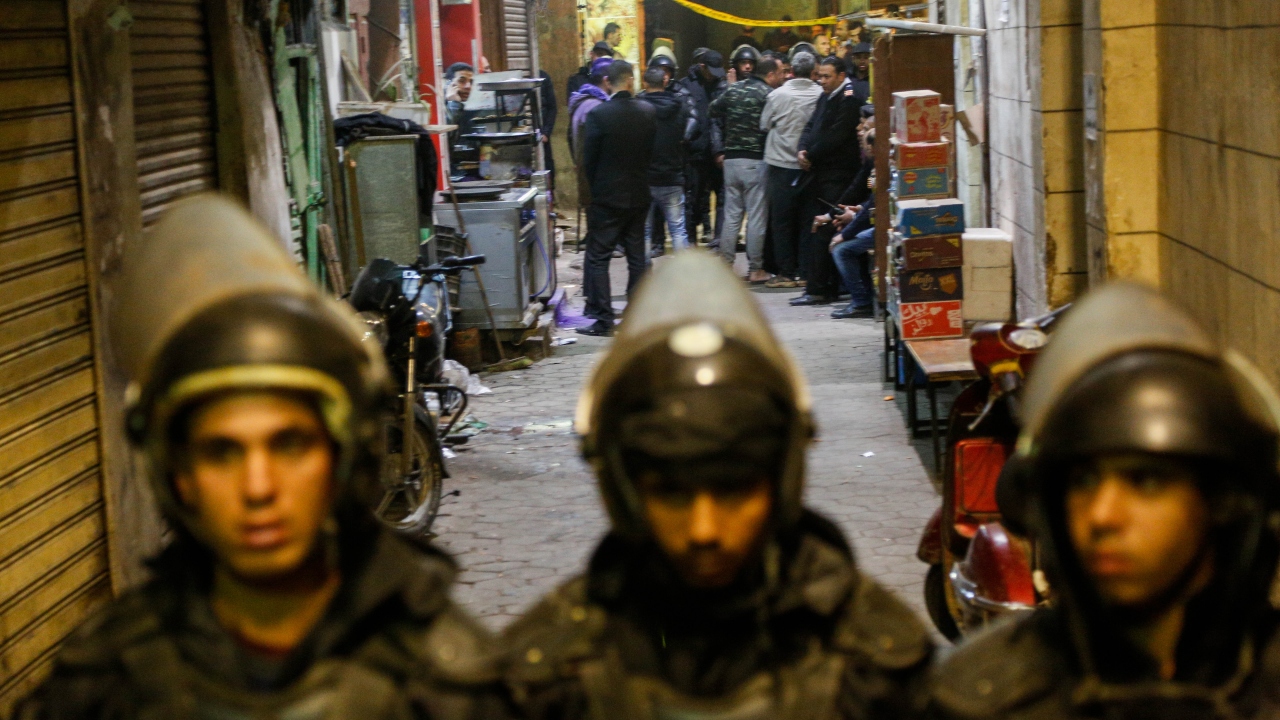 Mısır güvenlik güçleri, saldırının olduğu yeri kapatarak kimsenin girişine izin vermedi.