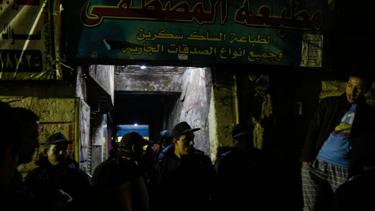 El-Ezher tarafından yapılan yazılı açıklamada, iki güvenlik görevlisinin hayatını kaybetmesi ve ikisinin de yaralanmasına neden olan terör eyleminin en ağır ifadelerle kınandığı kaydedildi.