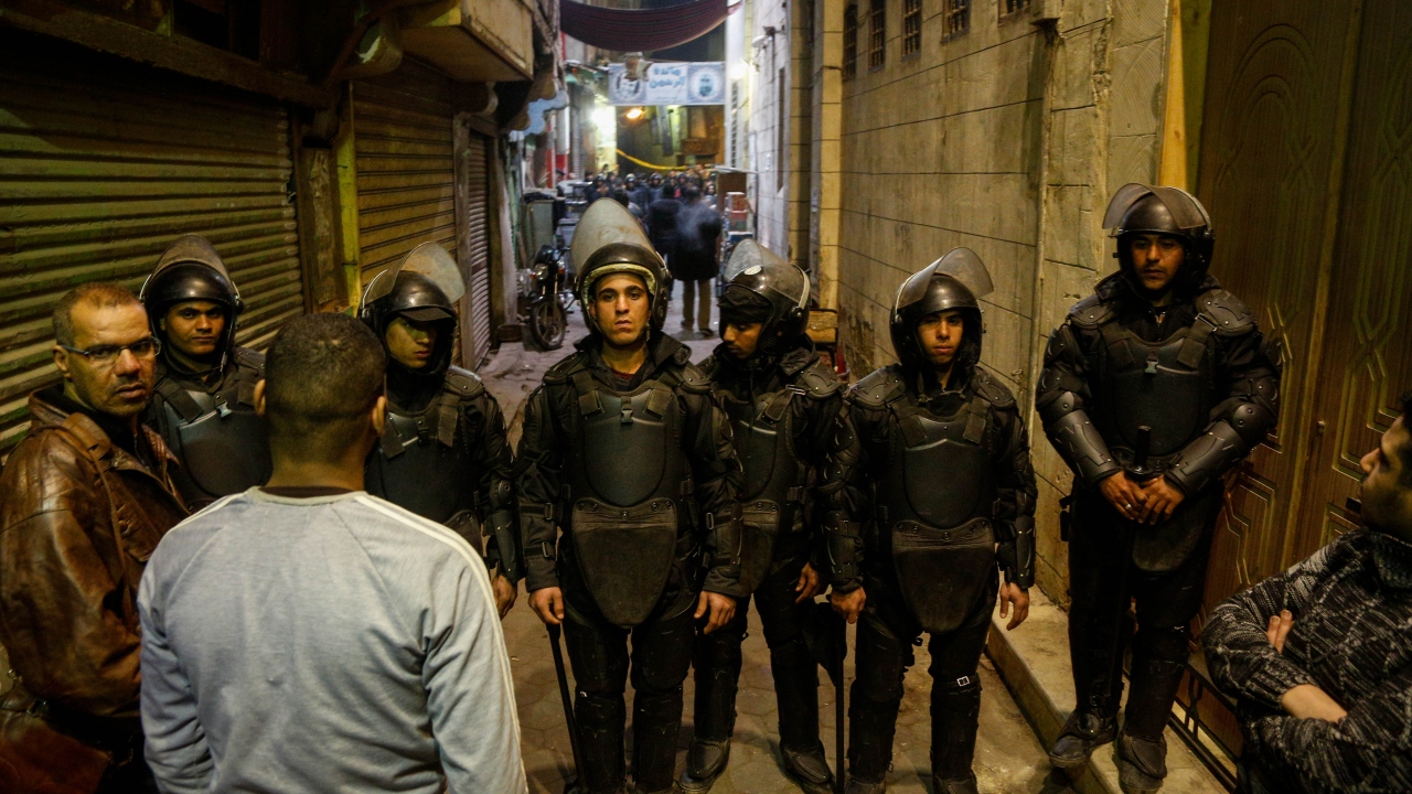 Güvenlik görevlilerinin şüphelileri takip ederek daha büyük bir saldırıyı engellediğine dikkat çekilen açıklamada, ölenlere Allah’tan rahmet, yakınlarına ise başsağlığı dilendi.
