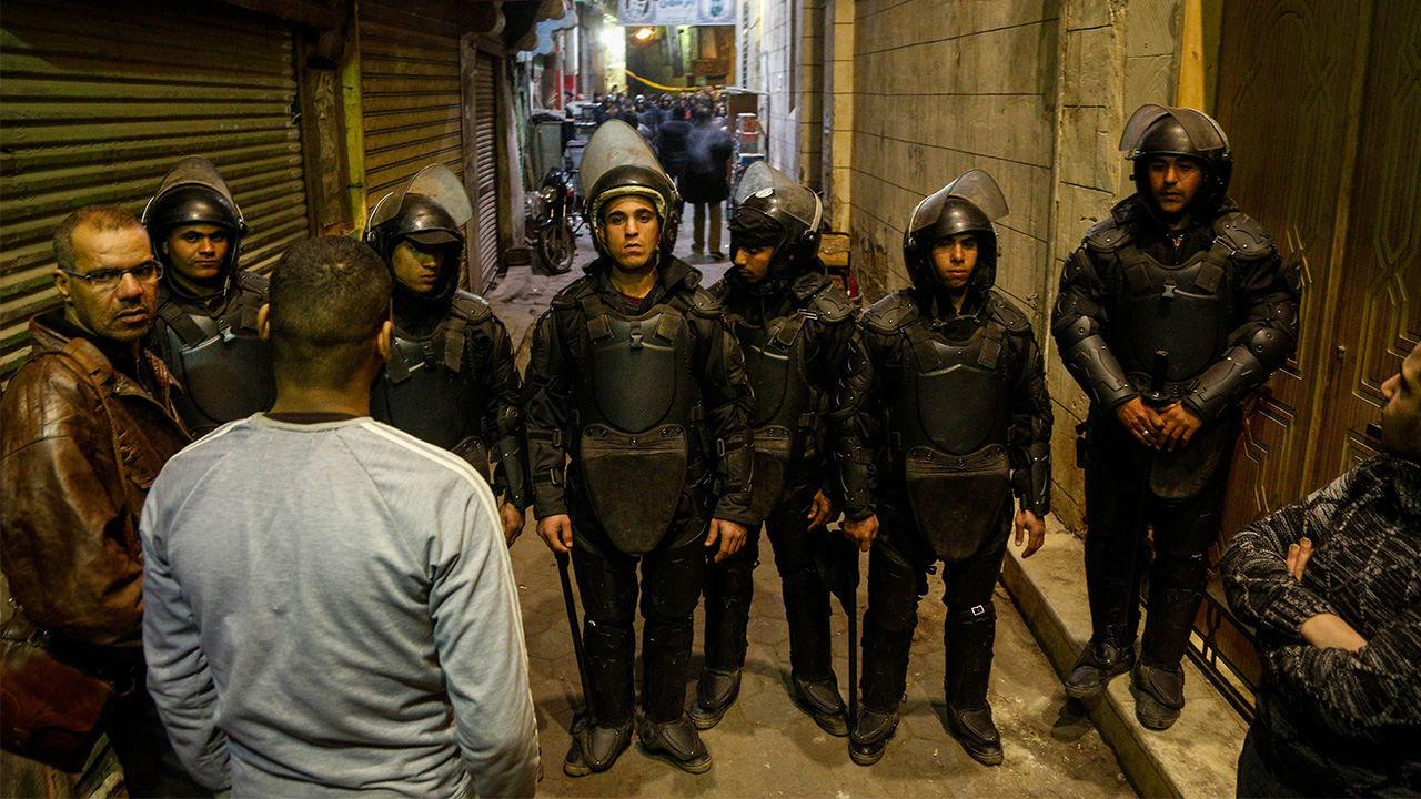 Mısır’ın başkenti Kahire’de düzenlenen intihar saldırısında iki güvenlik görevlisi yaşamını yitirdi, ikisi yaralandı.