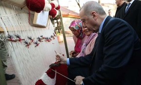 Cumhurbaşkanı Erdoğan, Türk bayrağı motifiyle dokunan halıya düğüm attı
