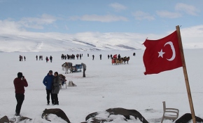 Buzla kaplı Çıldır Gölü'nde turist yoğunluğu