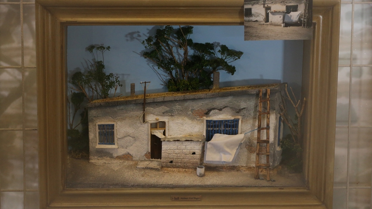 İşi dolayısıyla dünyanın birçok yerine giden Buga, limanlardan topladığı atıklarla gemideki boş zamanlarında eser yapmaya başladı.