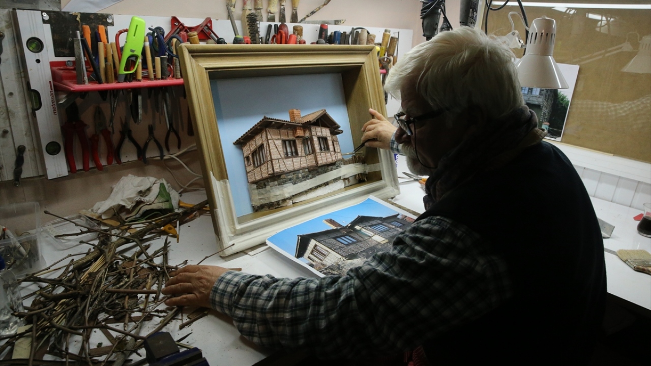 Yakınlarının kendisine birçok atık malzeme getirdiğini, bunları eserlerini yaparken kullandığını anlatan Buga, açtığı yeni atölyesinde çalışmalarını sürdürdüğünü kaydetti.