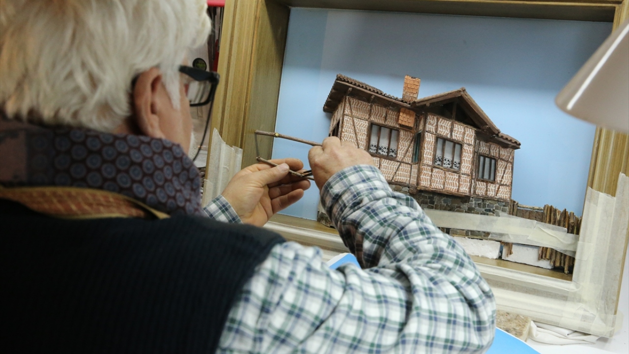 Buga, bir eserini 1,5 ayda tamamlayabildiğini belirterek, bazı kişilerin doğdukları evleri doğadan topladığı atıklarla tabloya işlediğini sözlerine ekledi.