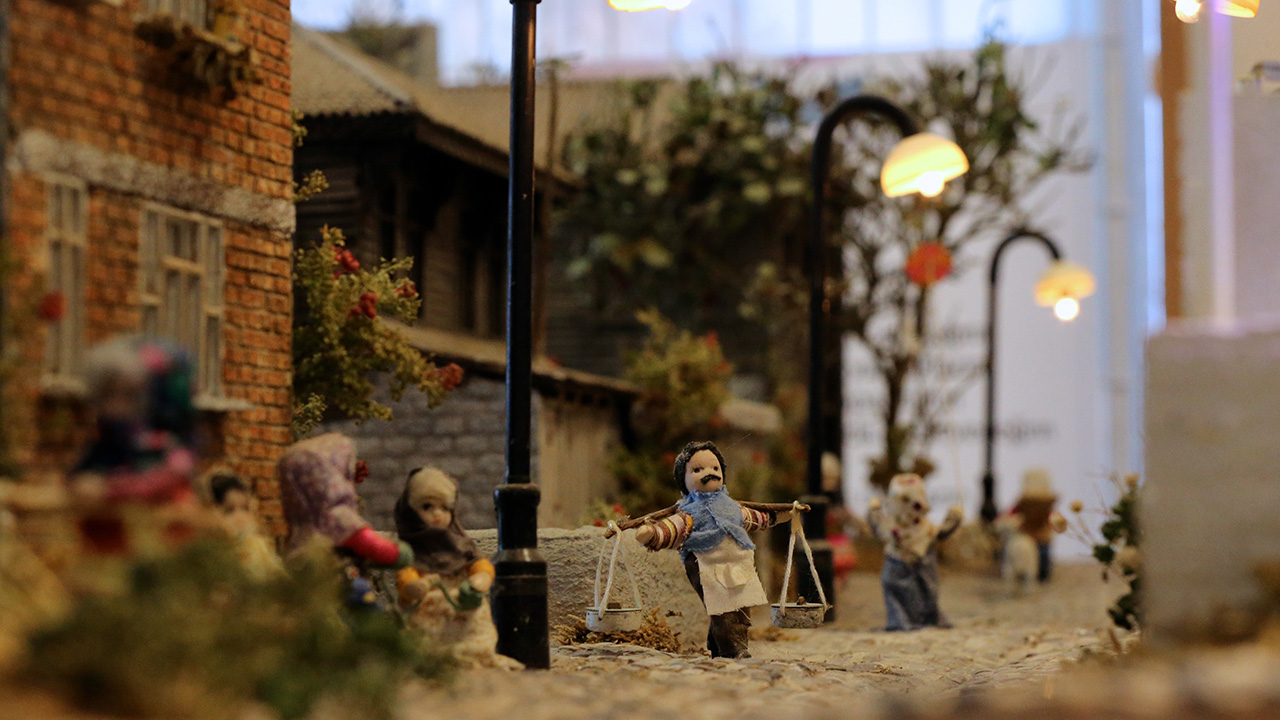 Rölyef sanatçısı Buga, gemilerde iaşe şefliği yaptığı yıllarda, çocuğunun ev ödevine verdiği destekle rölyef sanatına merak sardı.