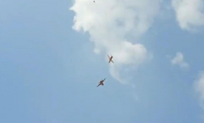 Hindistan'da gösteri hazırlığı yapan uçaklar havada çarpıştı