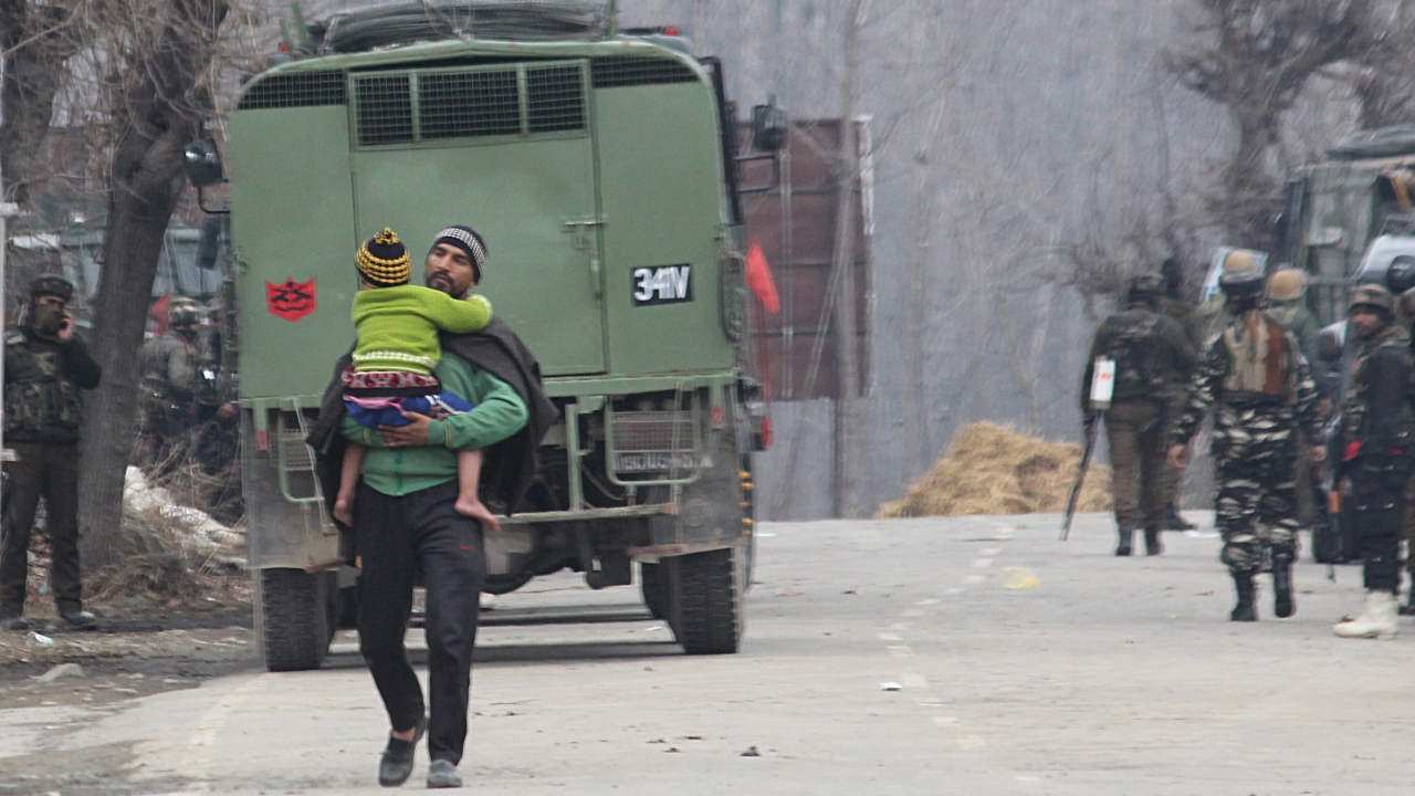 Kuzeyde, Ambala kentinde 300 kadar Keşmirli öğrencinin, Hindular tarafından yatakhanelerden çıkarıldığı, Dehradun`da en az 20 öğrencinin güvenlik endişesiyle polis gelene kadar kendilerini odalarına kilitlediği belirtiliyor.