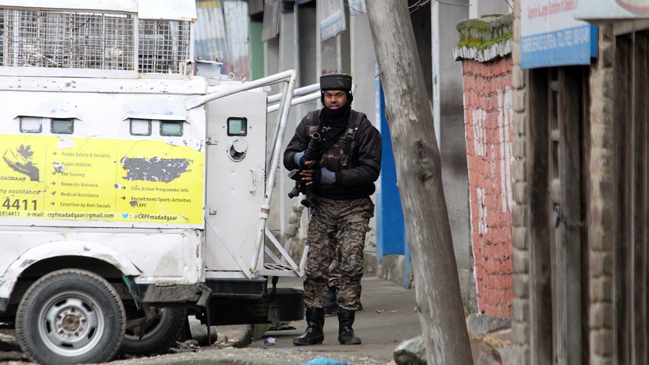 Uluslararası Af Örgütünün Hindistan biriminin başkanı Aakar Patel, "Tehlikeli bir andayız, yetkililer hukukun üstünlüğünü savunmak için her şeyi yapmalı" diye konuştu.