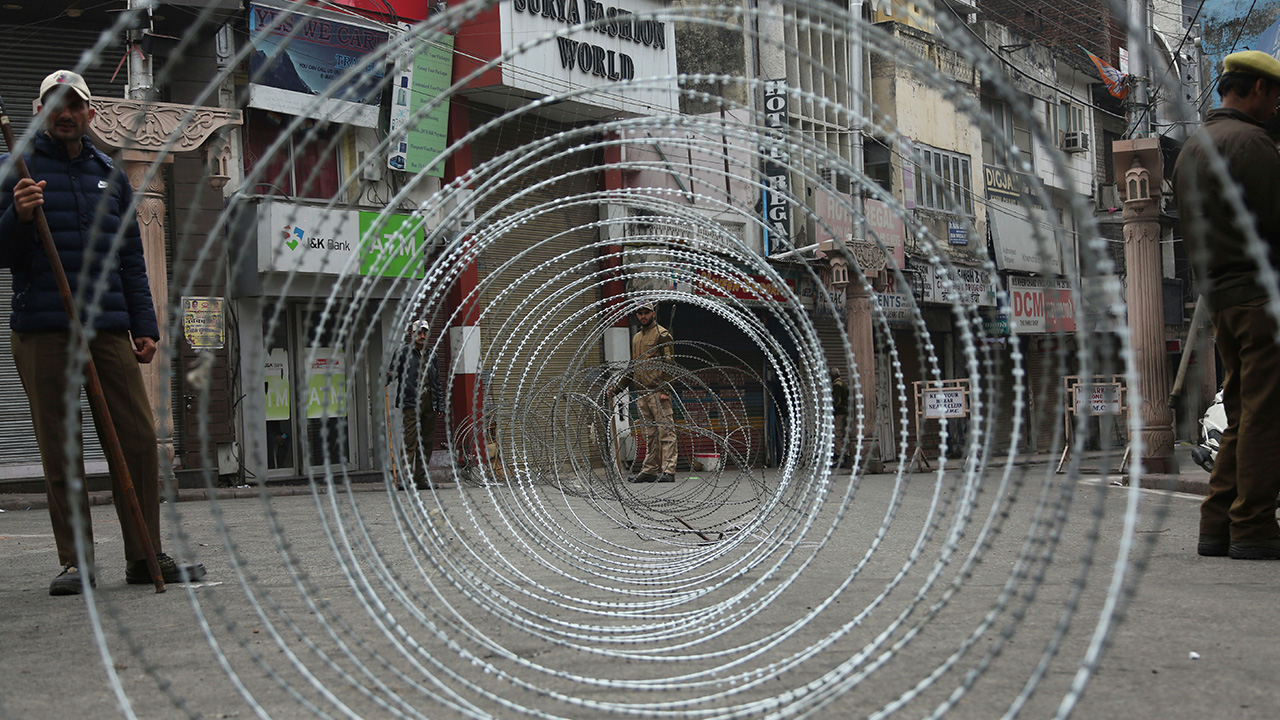 Cammu Keşmir`de dün güvenlik güçleri ile bağımsızlık yanlısı direnişçiler arasında çıkan çatışmanın ardından bölge genelinde Hindistan karşıtı gösteriler düzenlendi.