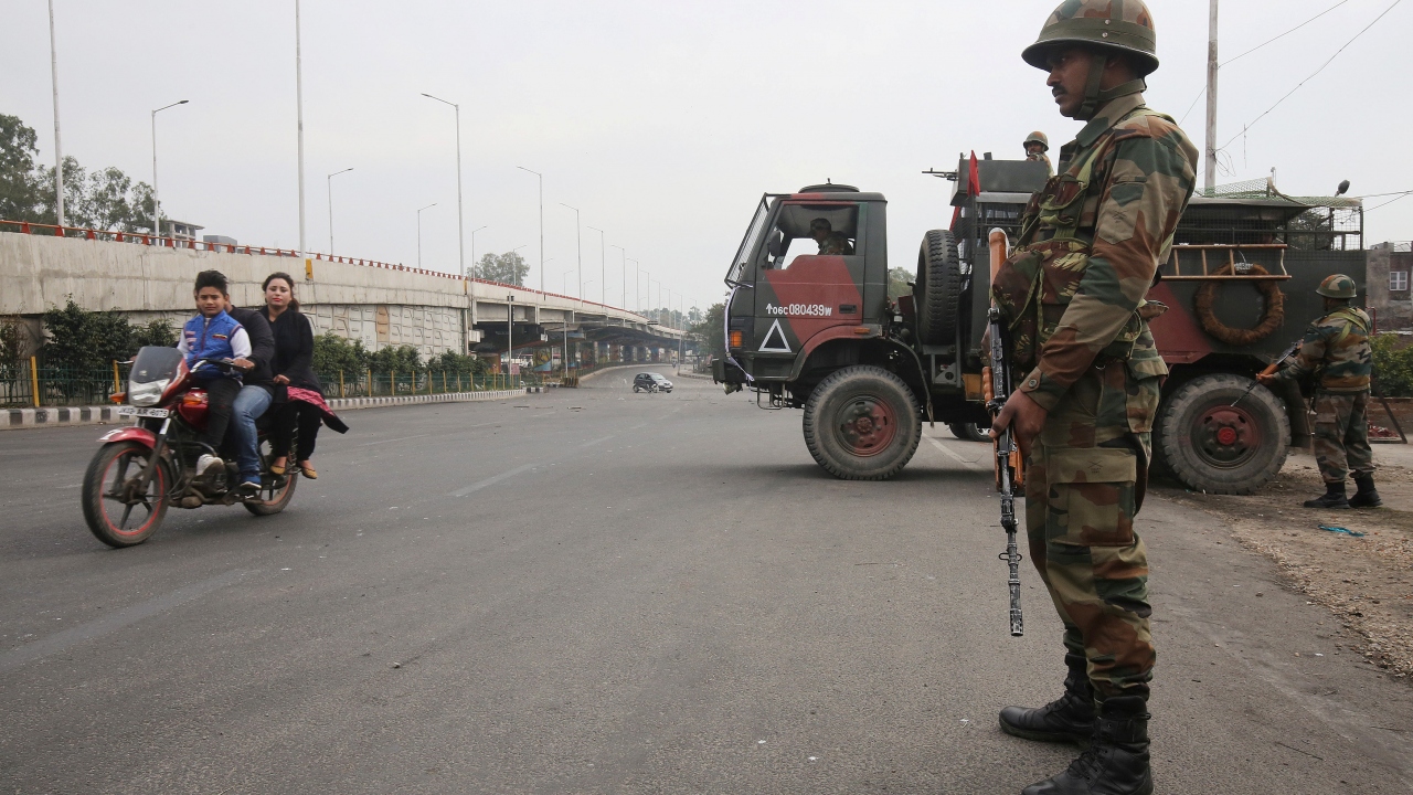 Cammu Keşmir`de dün Hint güvenlik güçleriyle bağımsızlık yanlısı direnişçiler arasında çıkan çatışmada 4 asker, 1 polis, 3 direnişçi ve 1 sivil ölmüştü.