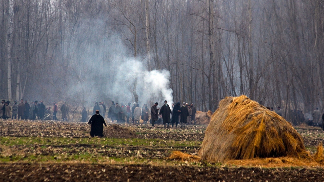 Birleşmiş Milletler Güvenlik Konseyi (BMGK), 1948`den itibaren aldığı kararlarla Keşmir`in askerden arındırılmasını ve geleceğinin halkoyuyla belirlenmesini öngördü. 