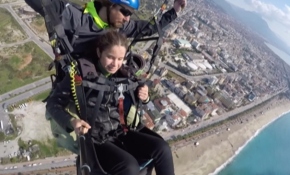 Görme engelli gençlerin yamaç paraşütü sevinci