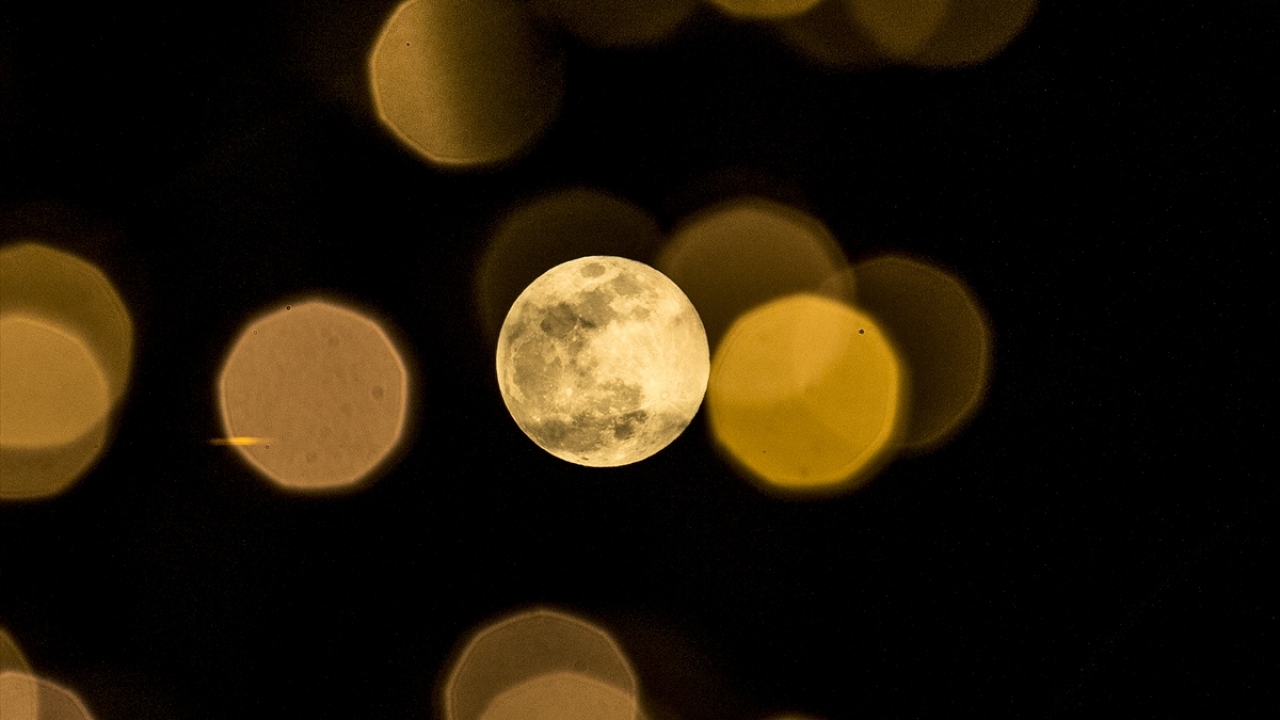 Gökyüzünde sıra dışı bir görüntüye sahne olan Süper Ay, Türkiye`nin farklı şehirlerinden gözlemlendi.