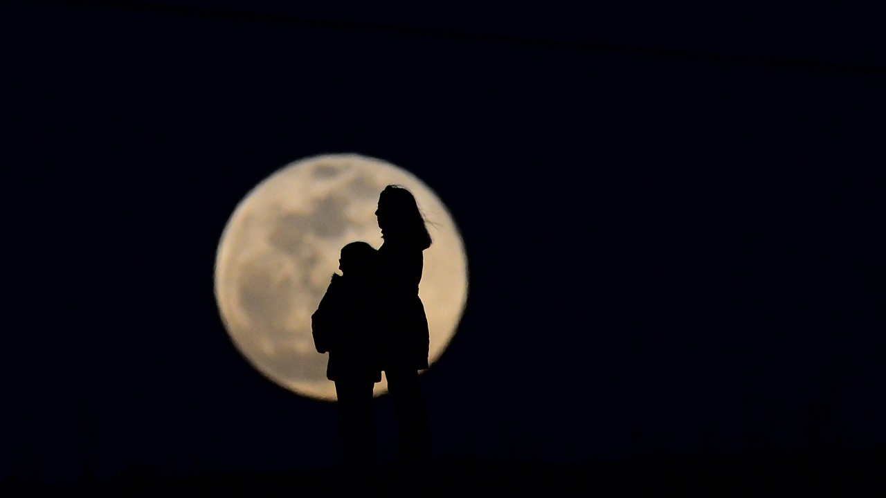 Doğa olayı tutkunlarının heyecanla beklediği Süper Ay, güneşin batması ile ortaya çıktı.