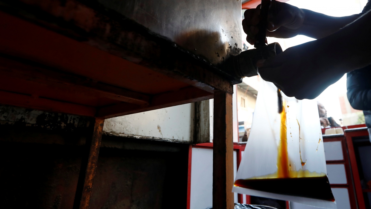 Pekmezi tedarik etmek için çalışan fabrika işçileri, daha sonra kaplara koyarak dağıtıma gönderiyor.