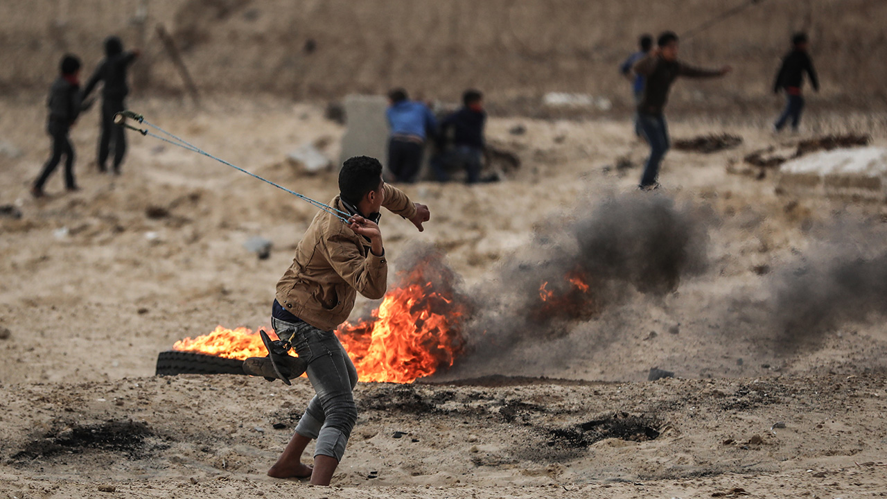Gazze`deki Sağlık Bakanlığı Sözcüsü Eşref el-Kudra, yaptığı yazılı açıklamada, İsrail askerlerinin, ablukanın kaldırılması için Gazze Şeridi`nin kuzeyinde gösteri düzenleyenlere ateş açtığını ve 20 Filistinlinin yaralandığını belirtti.