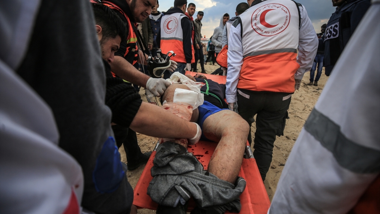 Filistin bayrakları ve İsrail`in şehit ettiği Filistinlilerin fotoğraflarını taşıyan göstericilere, içinde onlarca Filistinlinin bulunduğu tekneler de denizden destek vermişti.