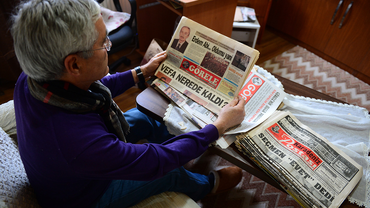 Türkiye`de ve memleketi Giresun`un Görele ilçesinde önemli gördüğü olayların yer aldığı gazeteleri 46 yıldır muhafaza eden Seyfullah Çiçek, arşivinden gelecek nesillerin faydalanmasını istiyor.