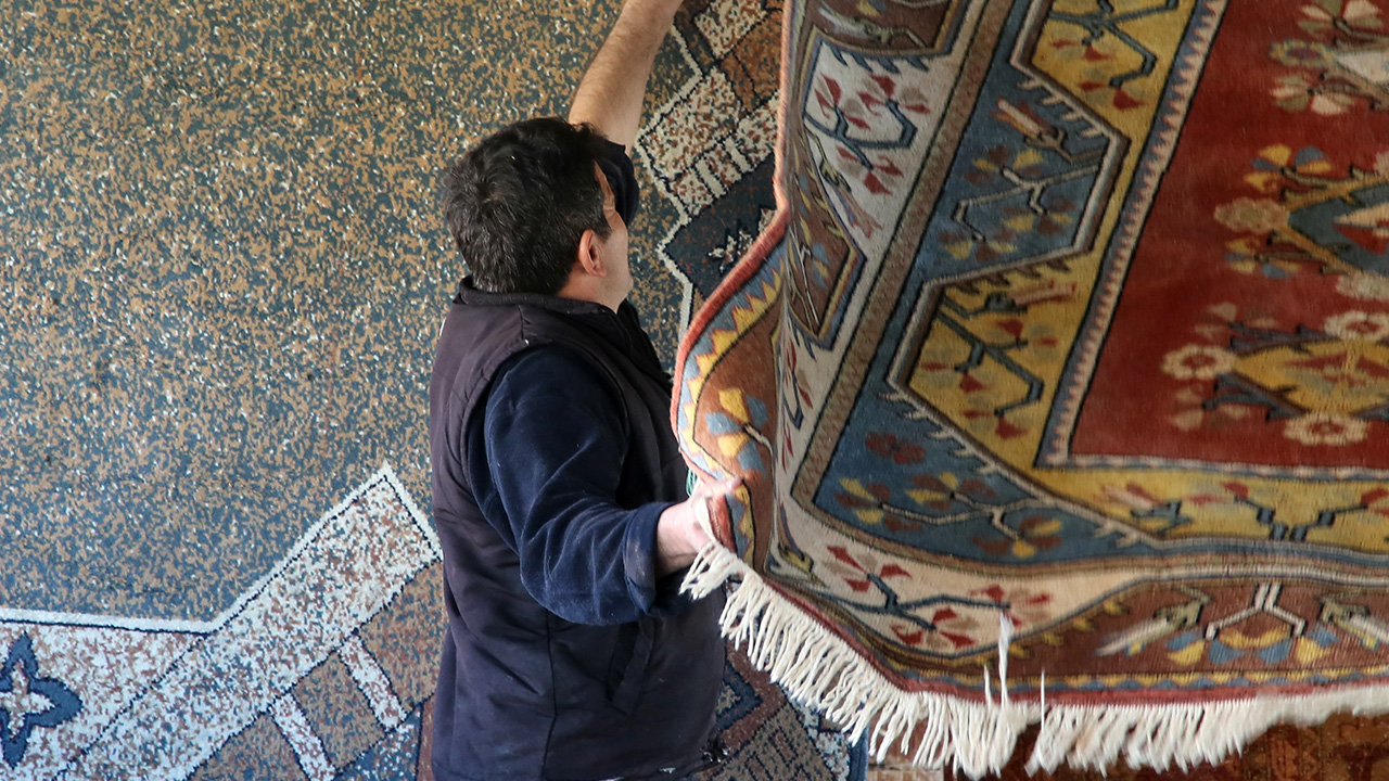 Demirci`de pek çok mahallede bulunan atölyelerde, yurt dışında gelen siparişlere göre farklı desen ve renklerde halılar dokunuyor.