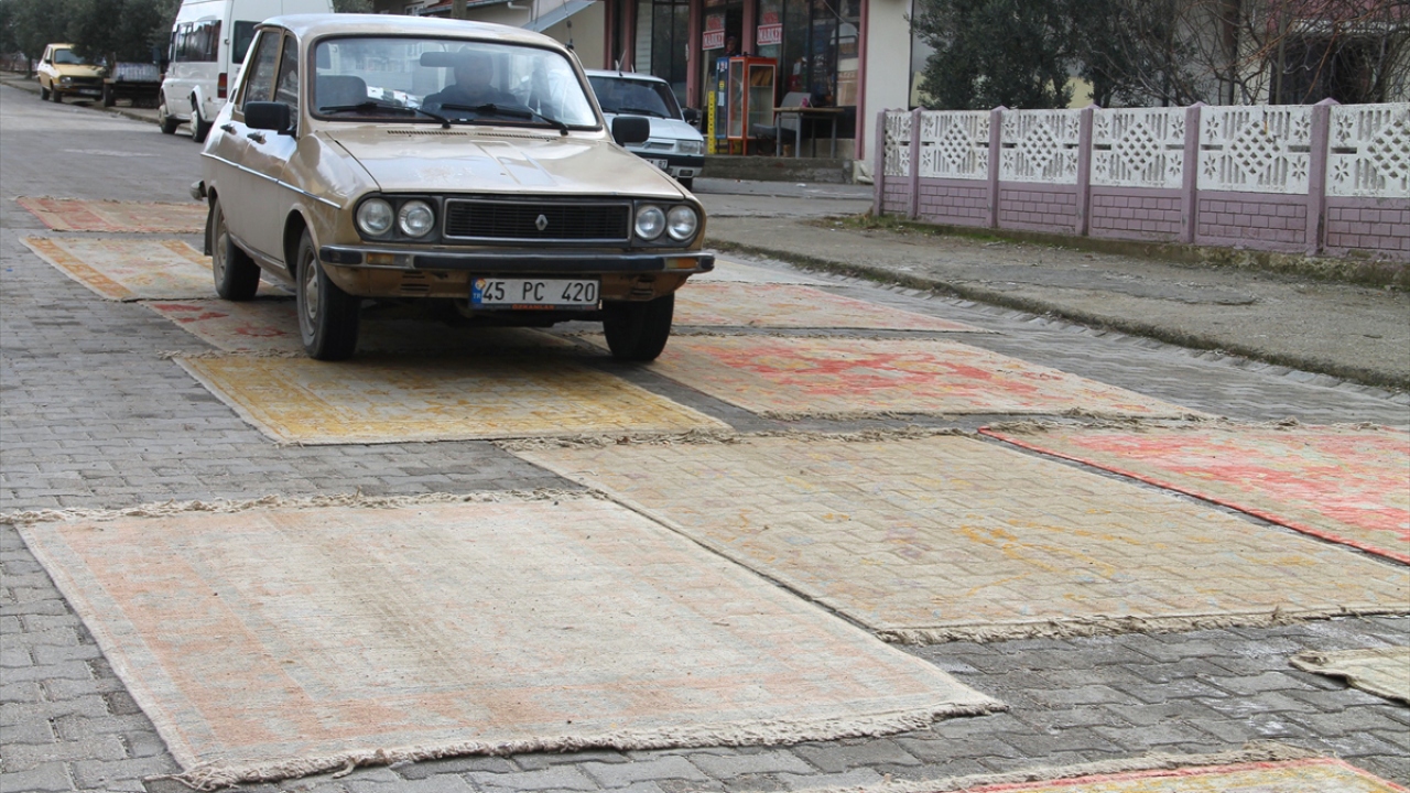 Yaklaşık 15 gün cadde ve sokaklarda kalan halıların üzerinde araçlar ve vatandaşlar geçiyor.