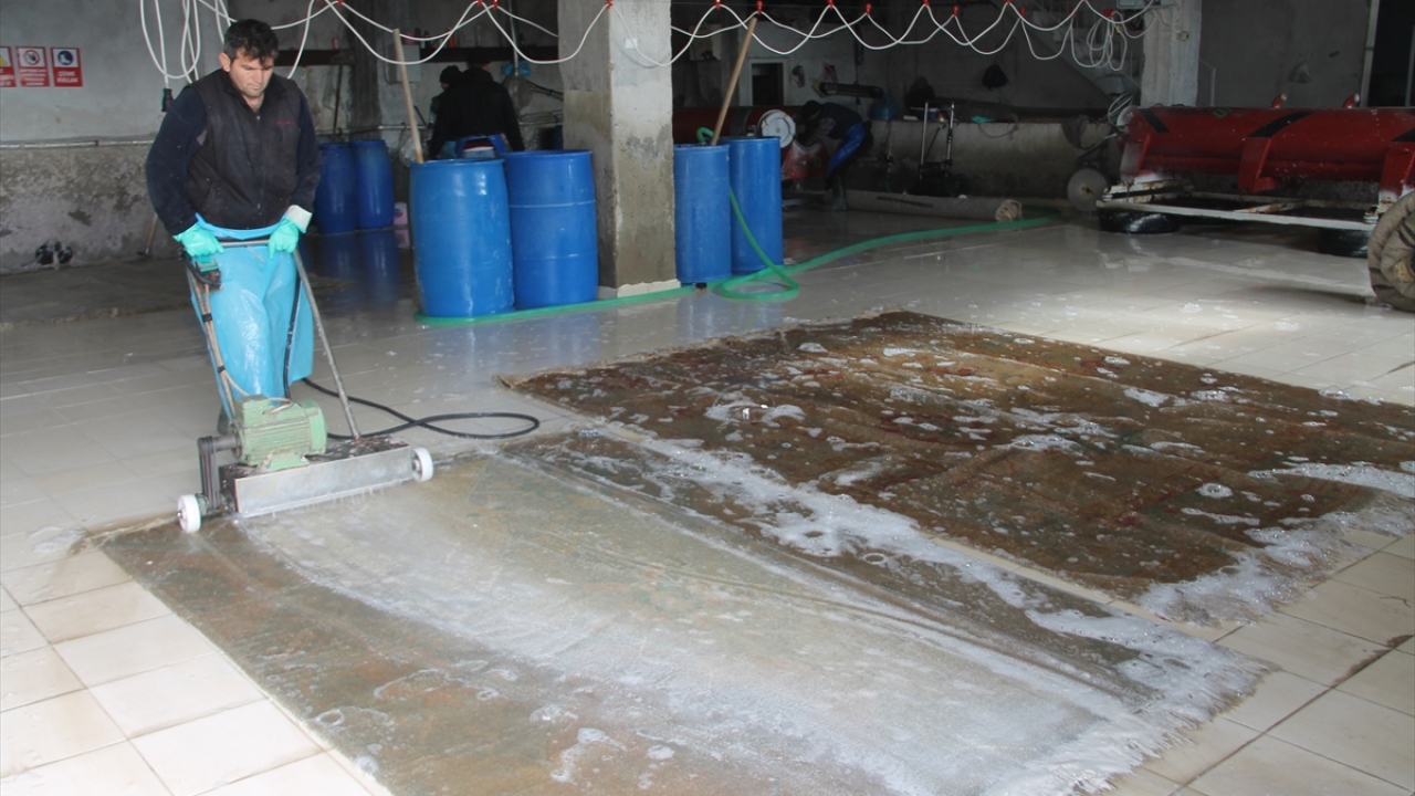 Yoldaki eskitme işleminin ardından bir kez daha yün kırkımı yapılan halılar, 5 kez yıkanıp kurutulduktan sonra zarar gören yerleri onarılıp başta ABD ve pek çok Avrupa ülkesine ihraç ediliyor. 