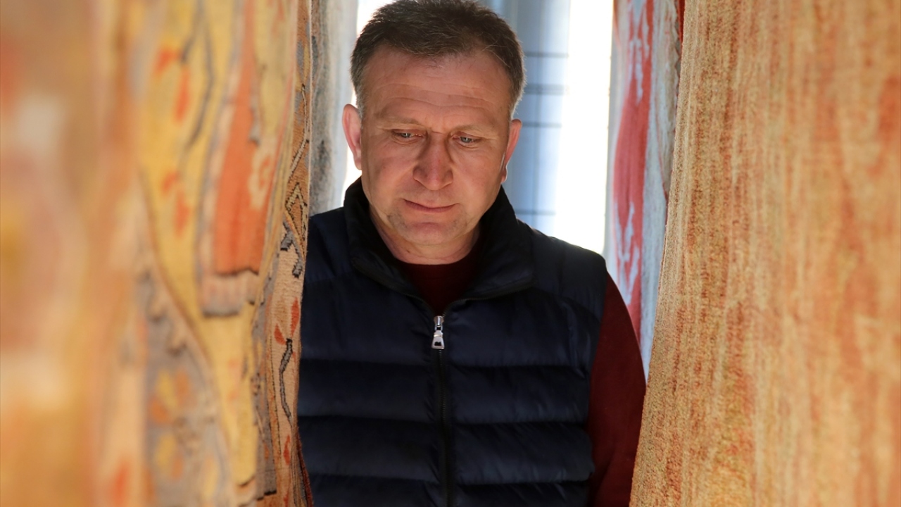 Halıların önemli kısmı, dokunduğu haliyle tezgahlardan indirilip ihraç edilirken, kalanı da kimi kimyasal kimi de geleneksel yöntemlerle eskitilerek yurt dışına pazarlanıyor.