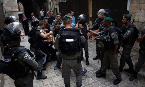 Mescid-i Aksa'da nöbet tutan cemaate saldırı