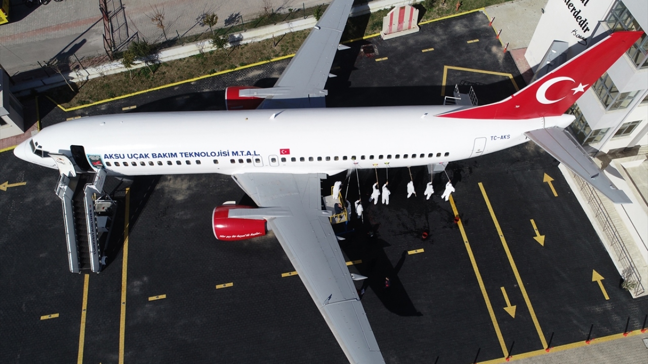 Bakan Çavuşoğlu`nun girişimleriyle bir hayırseverin satın aldığı uçağın okula hibe edilmesiyle Çevik`in hayali gerçek oldu. 