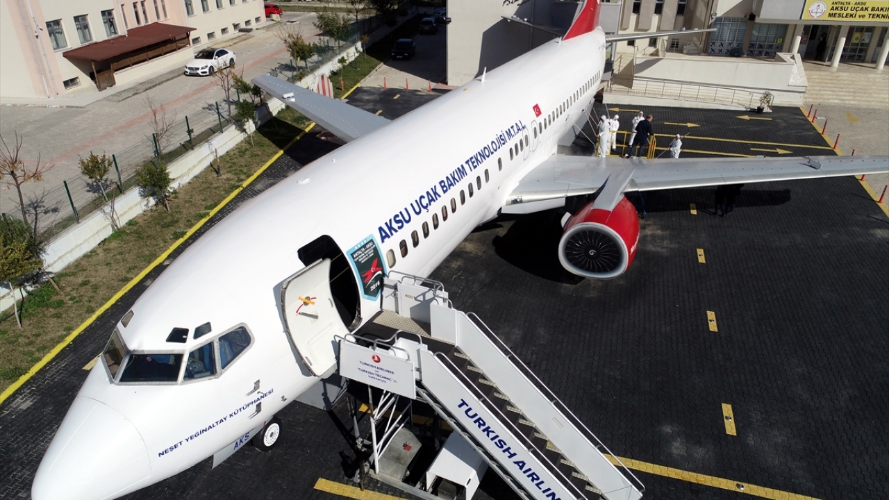 Okulun bahçesine taşınan uçağa, 8 aylık çalışmayla, kütüphane, müze ve mini sinema salonu kuruldu. 