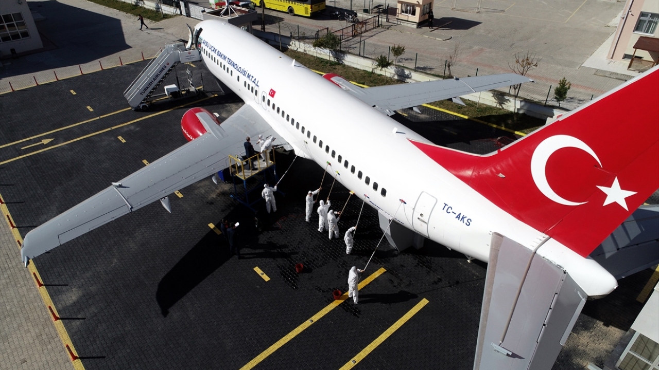 Geçen yıl haziranda Çavuşoğlu`nun açılışını yaptığı uçağın yıkanması dahil tüm bakım onarım işleri, öğrenciler tarafından uzman eğitmenler gözetiminde gerçekleştiriliyor.