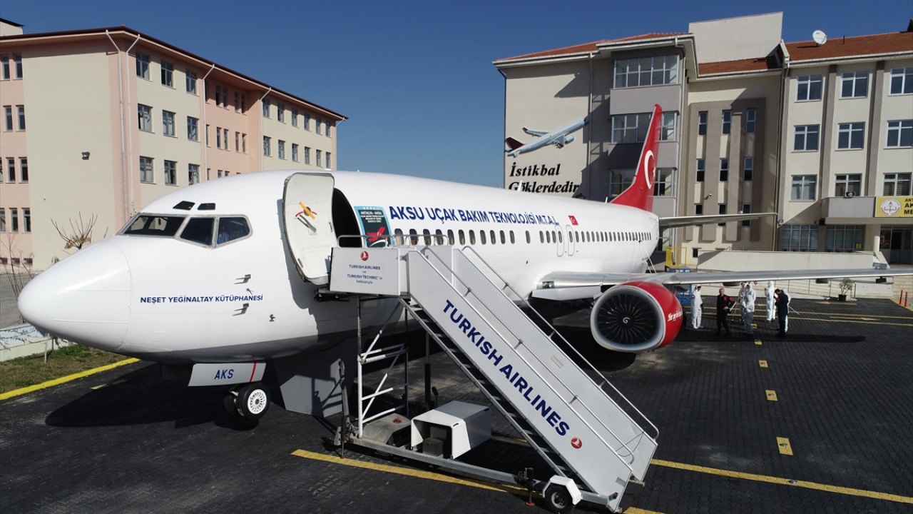 Çevik, okullarındaki 16 atölyeyi önemli ölçüde zenginleştirdiklerini, burada uçak parçaları, eğitim setleri ve T67 eğitim uçağının bulunduğunu bildirdi.