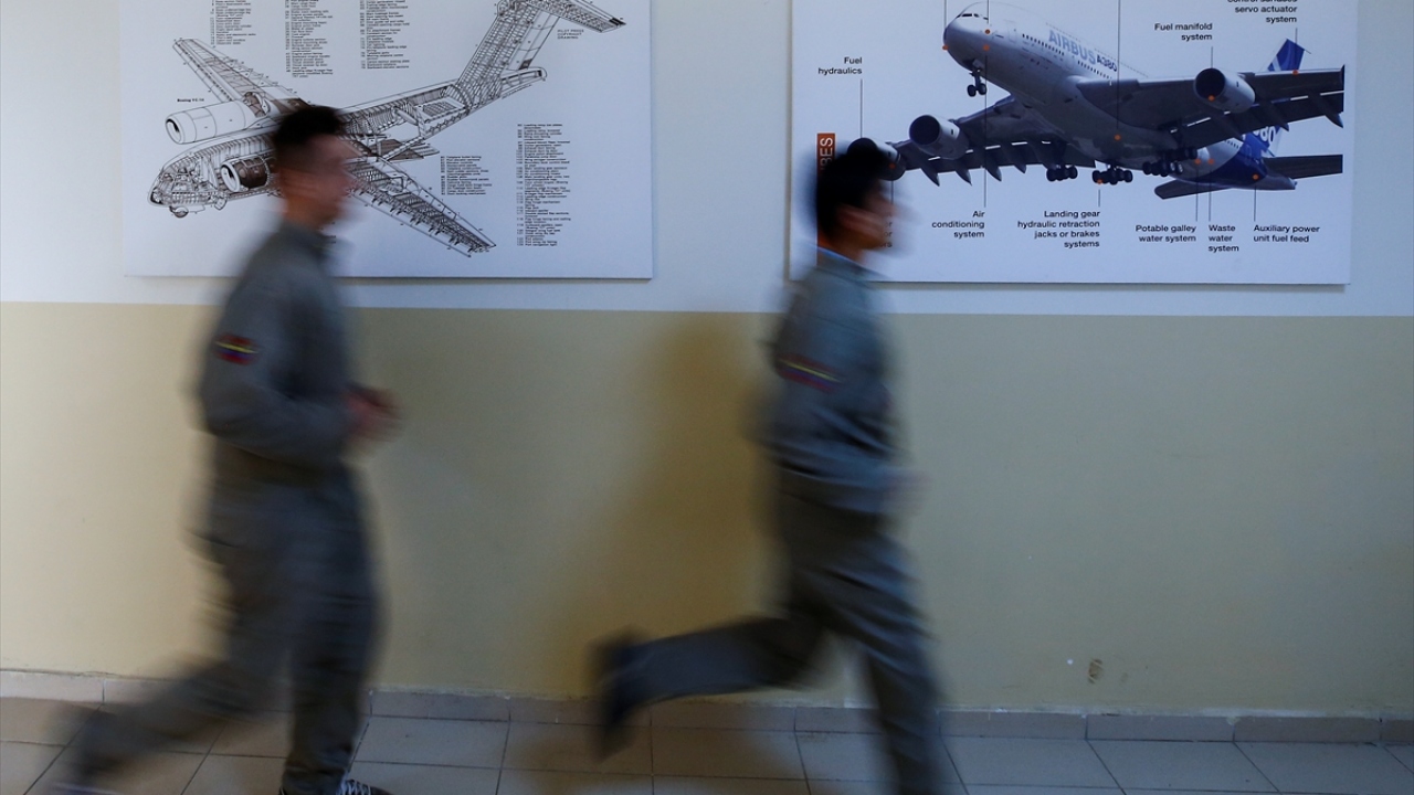 Bekir Alptekin ise Hava Kuvvetlerinde pilot olma hayalini sınavda başarısız olduğundan gerçekleştiremediğini söyledi.