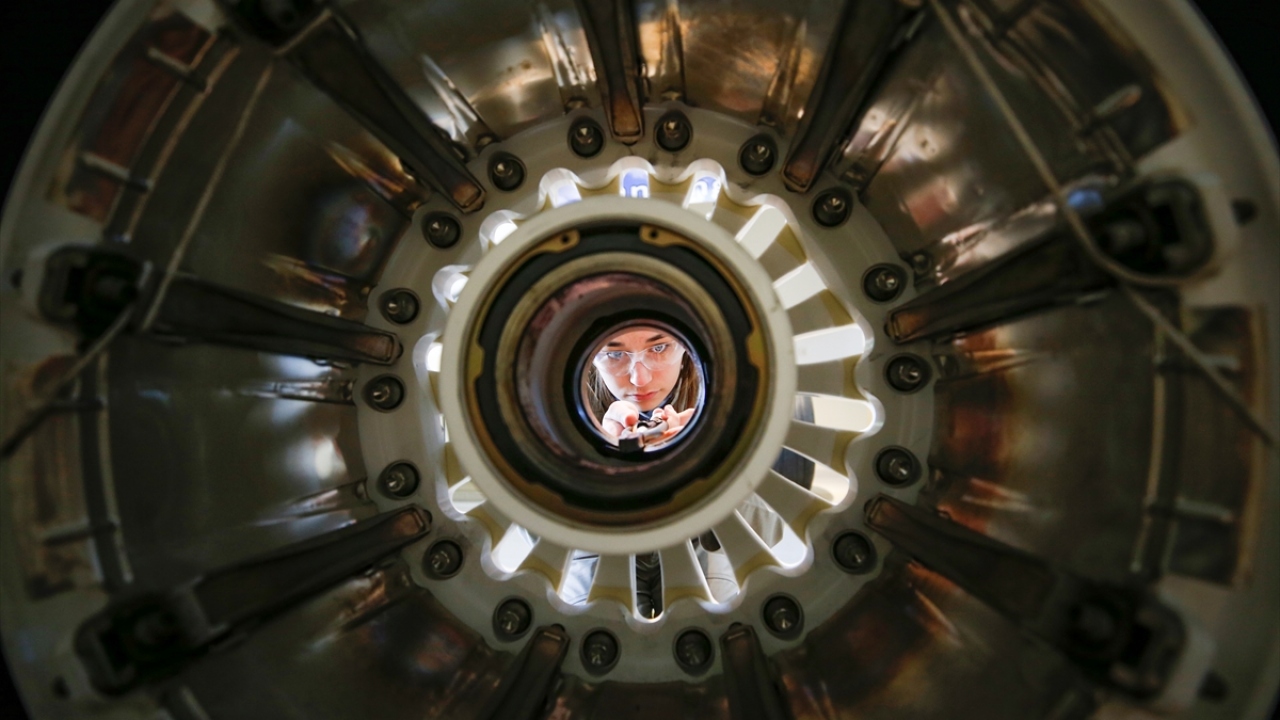 İlçelerinde bu lisenin açılacağını duyunca büyük sevinç yaşadığını anlatan Alptekin, uçaklara yakın olmak için burayı seçtiğini ifade etti. Alptekin, üniversiteyi bitirdikten sonra mesleğini en yüksek seviyede yapmak istediğini kaydetti.