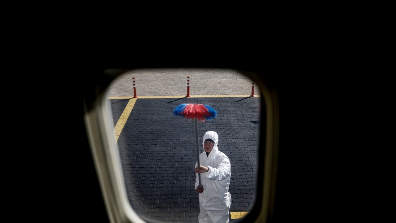 Öğrenciler, eğitim gördükleri eski yolcu uçağını yıkıyor.