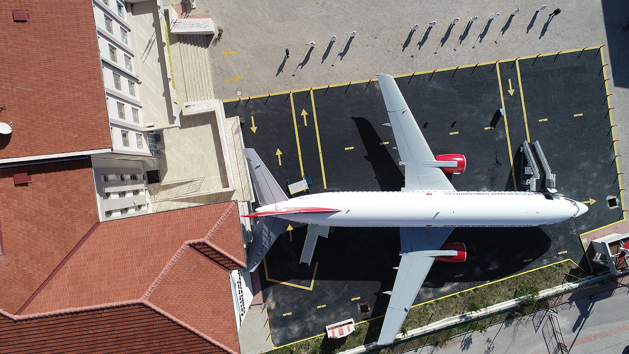 Aksu ilçesindeki lisenin müdürü Haldun Çevik, Antalya Havalimanı`nda 8 yıl önce hurdaya ayrılan uçağı okulun bahçesine getirtip öğrencilerine uygulamalı eğitim verme hayalini bir süre önce Dışişleri Bakanı Mevlüt Çavuşoğlu`na iletti.