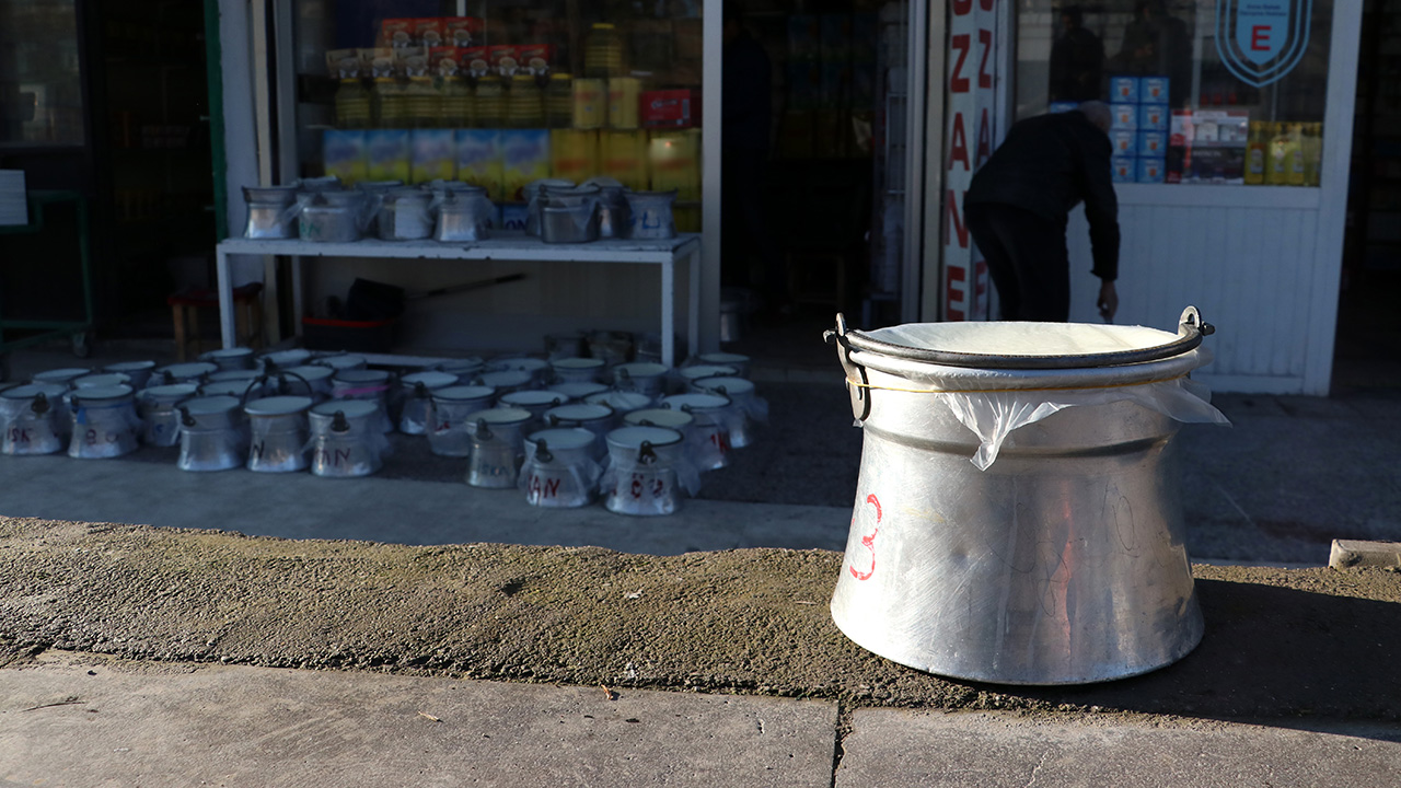Son yıllarda vatandaşların doğal gıda ürünlerine ilgisinin artmasıyla köyde kadınlar tarafından hiçbir katkı maddesi kullanılmadan tamamen geleneksel yöntemlerle kovalarda mayalanan yoğurda da talep arttı.