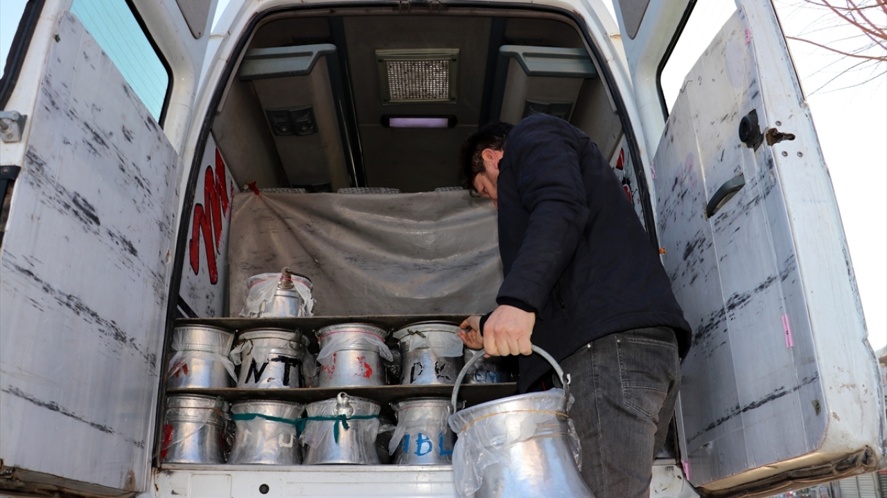 Yoğurt fiyatının kalitesine göre değiştiğini dile getiren Seyitoğulları, "Kilogram fiyatı 2 ile 3 lira arasında değişmekte. Fiyatı belirleyen etkenler arasında büyükbaş hayvanın cinsi ve sütünün özelliği geliyor." dedi.